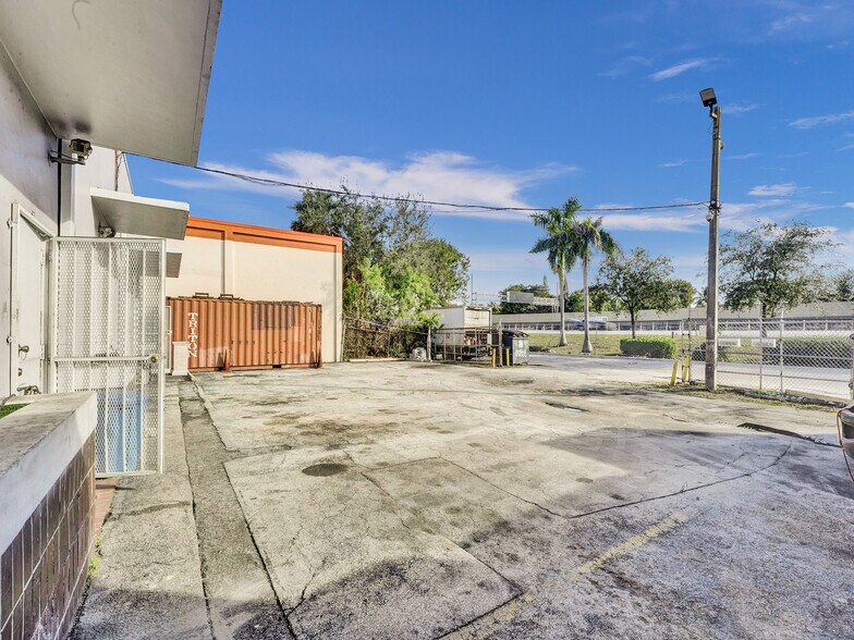 More Photos Of 10812-10818 NW 6th Ct, Miami Warehouse For Sale