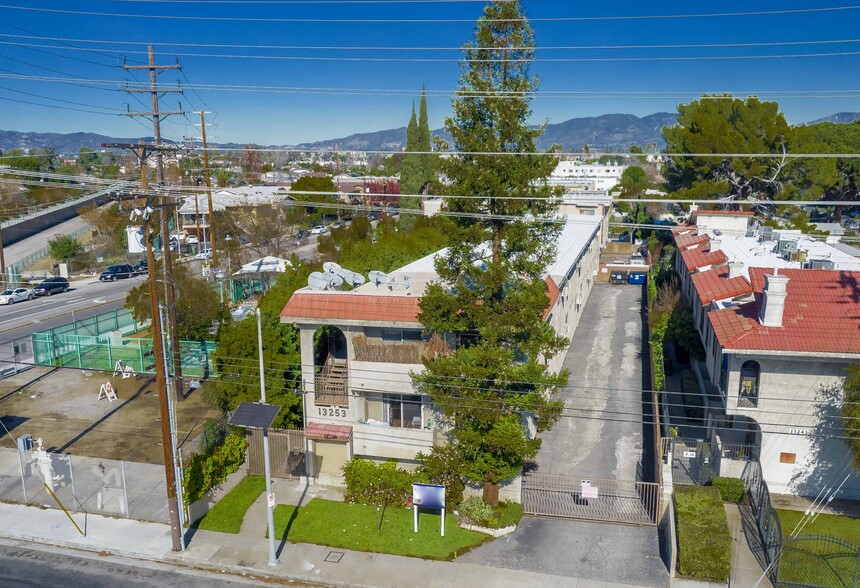 Primary Photo Of 13253 Vanowen St, North Hollywood Apartments For Sale