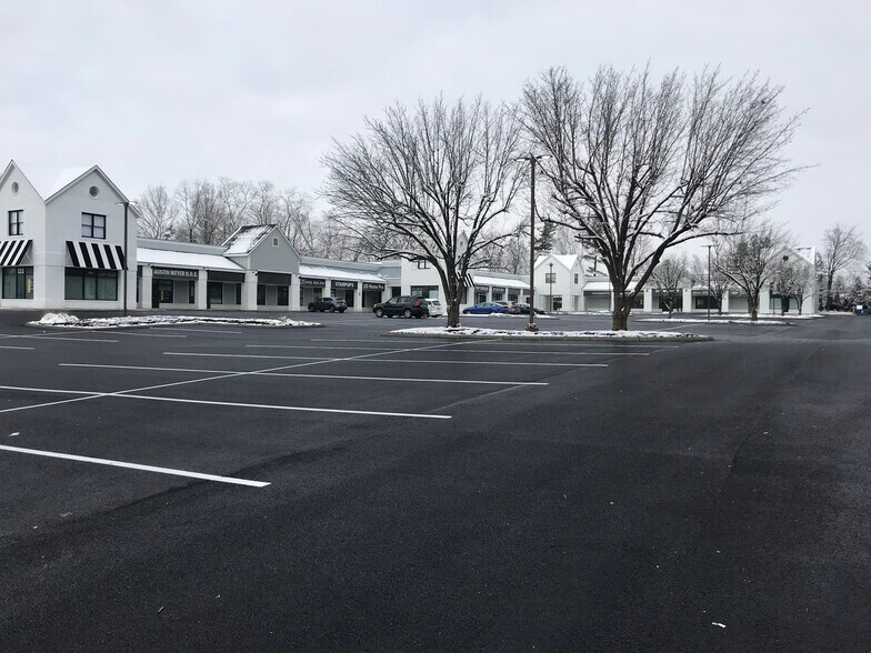 More Photos Of 120-180 E Olentangy St, Powell Unknown For Lease