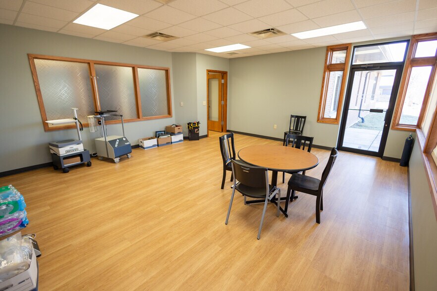 More Photos Of 1110 Oak Ridge Dr, Eau Claire Medical For Lease
