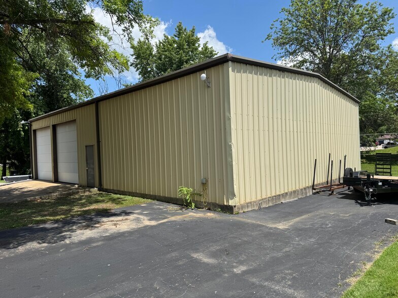 More Photos Of 3025 N Saint Peters Pky, Saint Peters Showroom For Sale