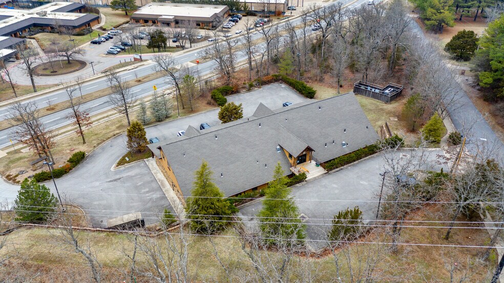 More Photos Of 4220 N Crossover Rd, Fayetteville Medical For Lease