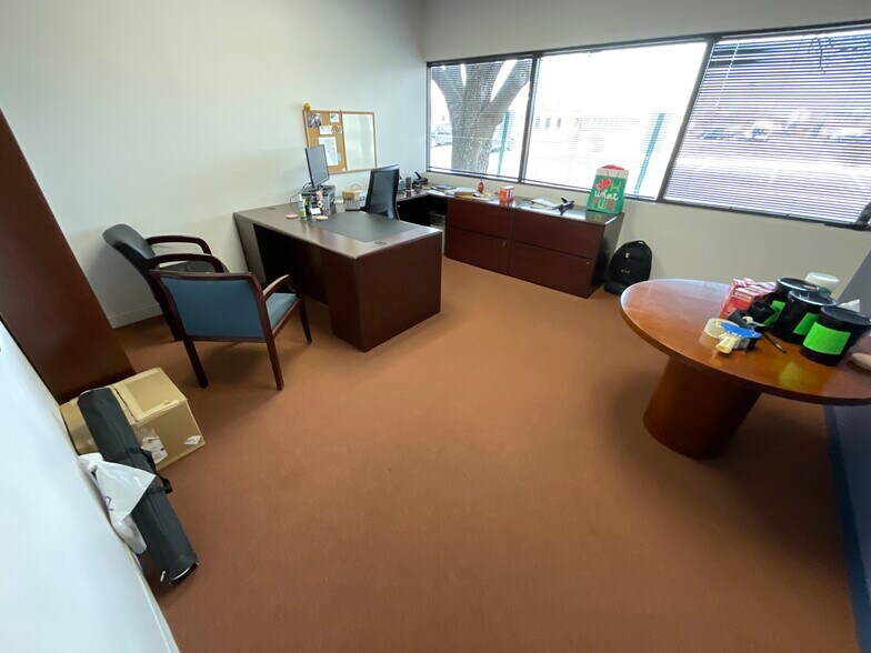 More Photos Of 2505 S Finley Rd, Lombard Office For Lease