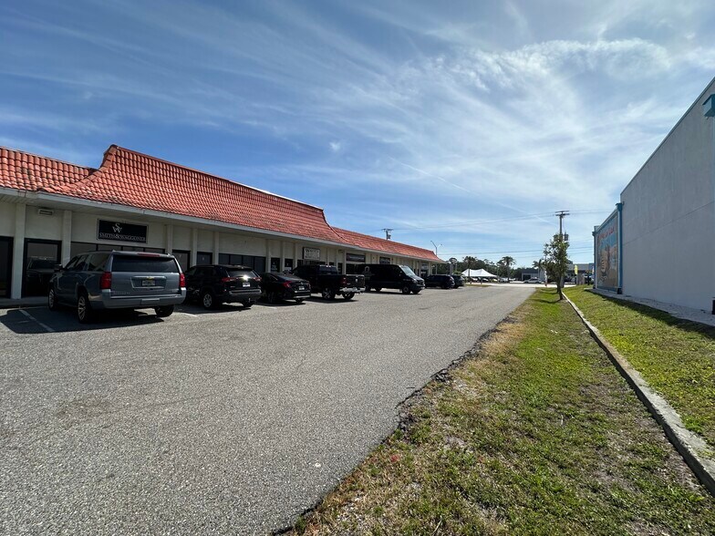 More Photos Of 115 N Tamiami Trl, Nokomis Office For Lease