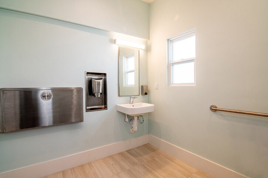 More Photos Of 1506 Crenshaw blvd, Los Angeles Office For Sale