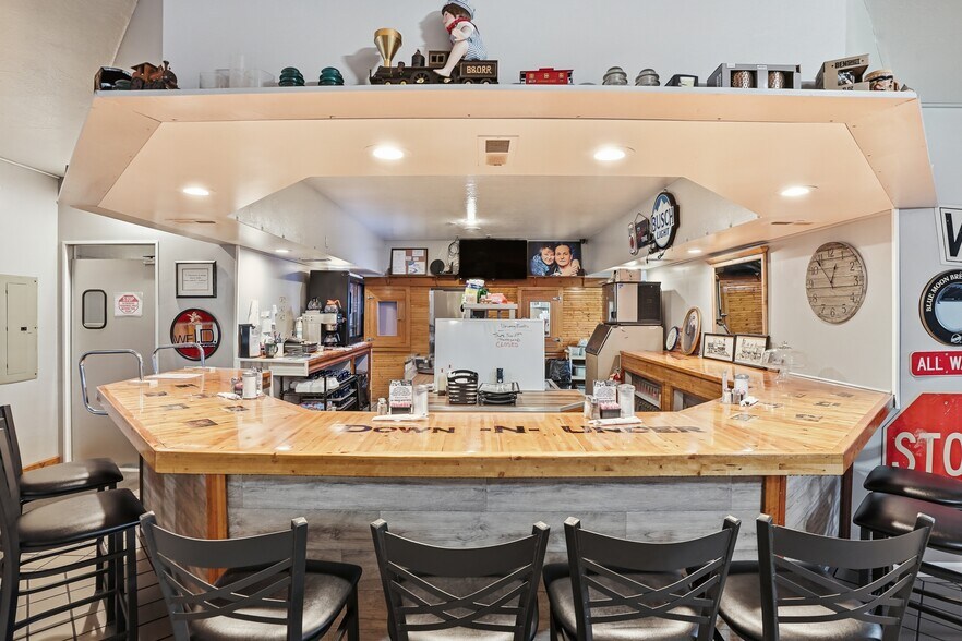 More Photos Of 4020 E Old US 30, Hamlet Restaurant For Sale