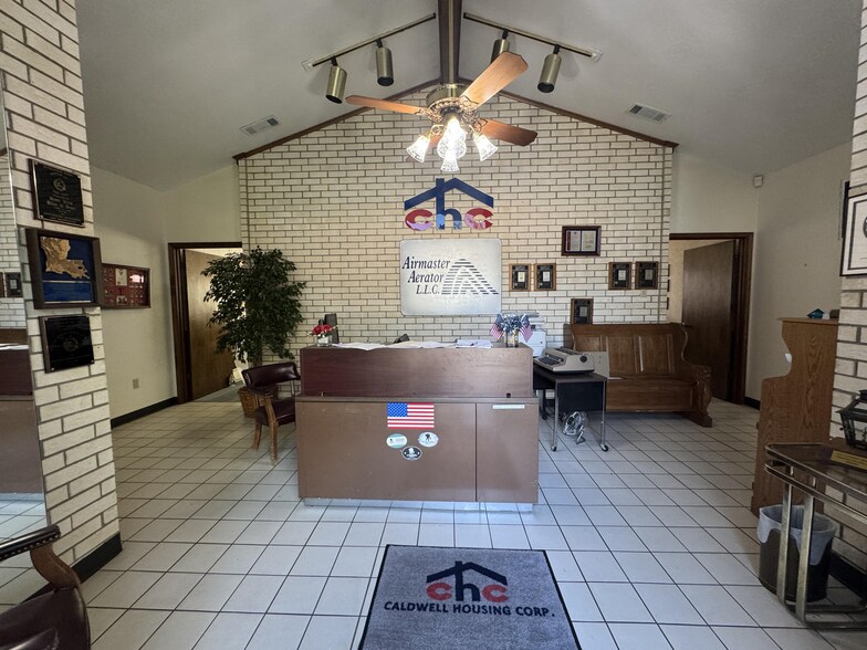 More Photos Of 1935 N Pine St, Deridder Office For Sale