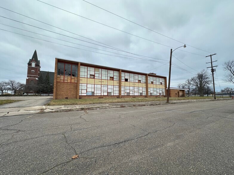 More Photos Of 1123 N Sherman St, Bay City Schools For Lease