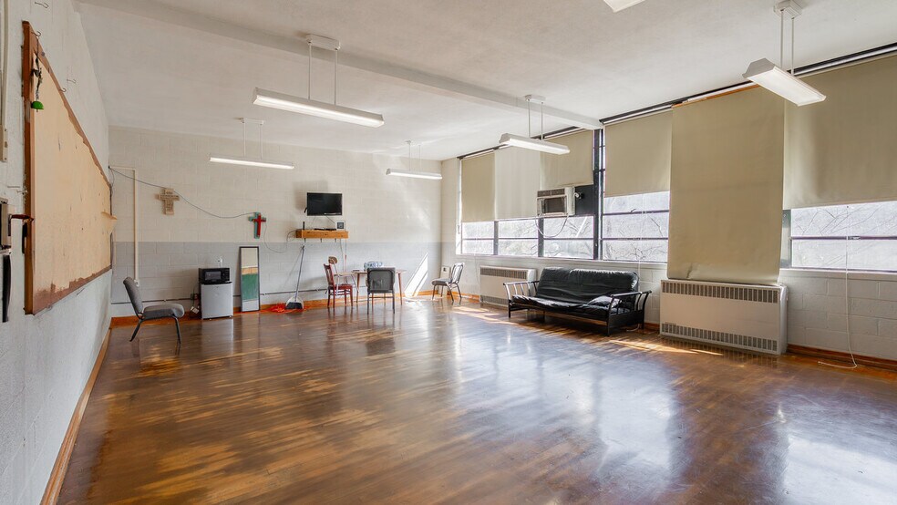 More Photos Of 81 Evick Dr, Franklin Flex For Sale