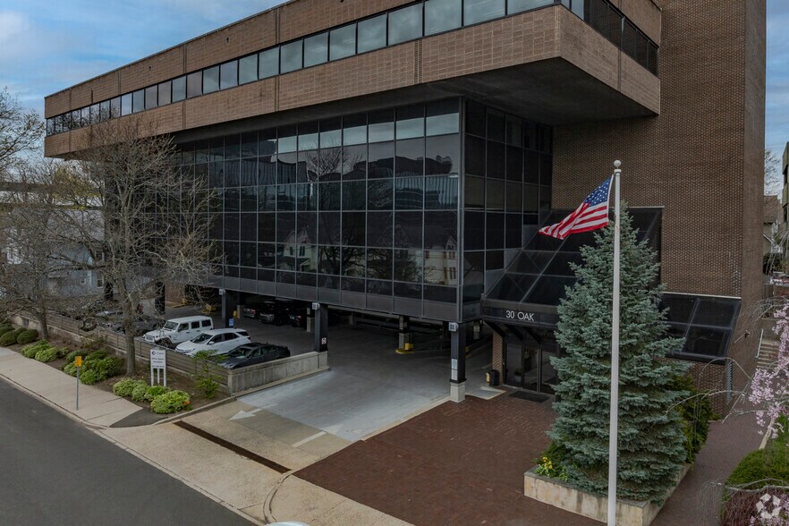 More Photos Of 30 Oak St, Stamford Office For Sale