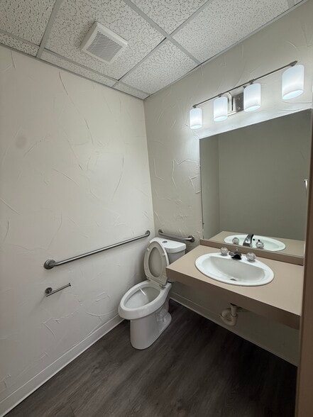 More Photos Of 2401 W Green Oaks Blvd, Arlington Office For Lease