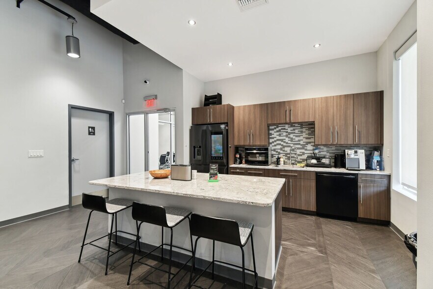 More Photos Of 924 Hale Ave, Brooksville Office For Sale