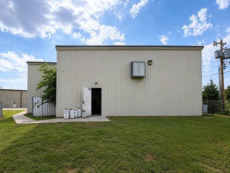 More Photos Of 3508 Wellsite Dr, Norman Distribution For Sale