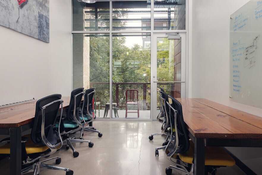 More Photos Of 102 9th St, San Antonio Office For Sale