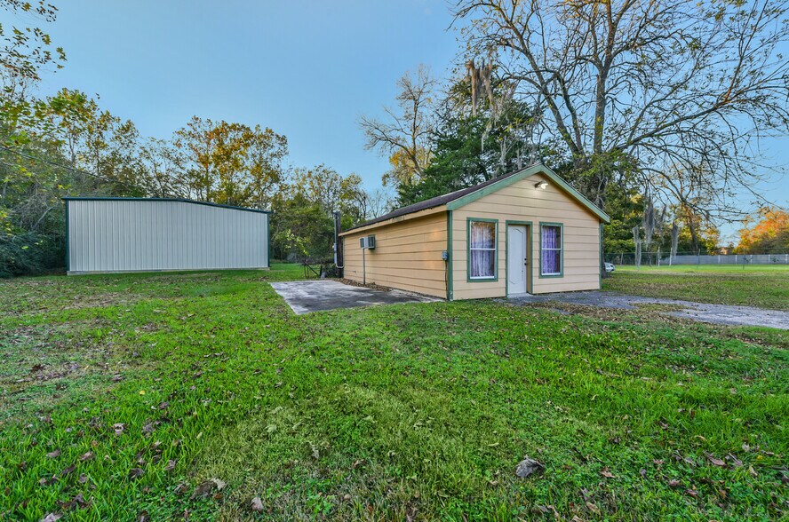More Photos Of 1609 Lakeland Dr, Liberty Self Storage For Sale