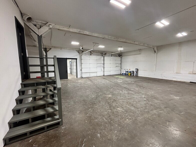 More Photos Of 446 McClaine St, Silverton Warehouse For Lease