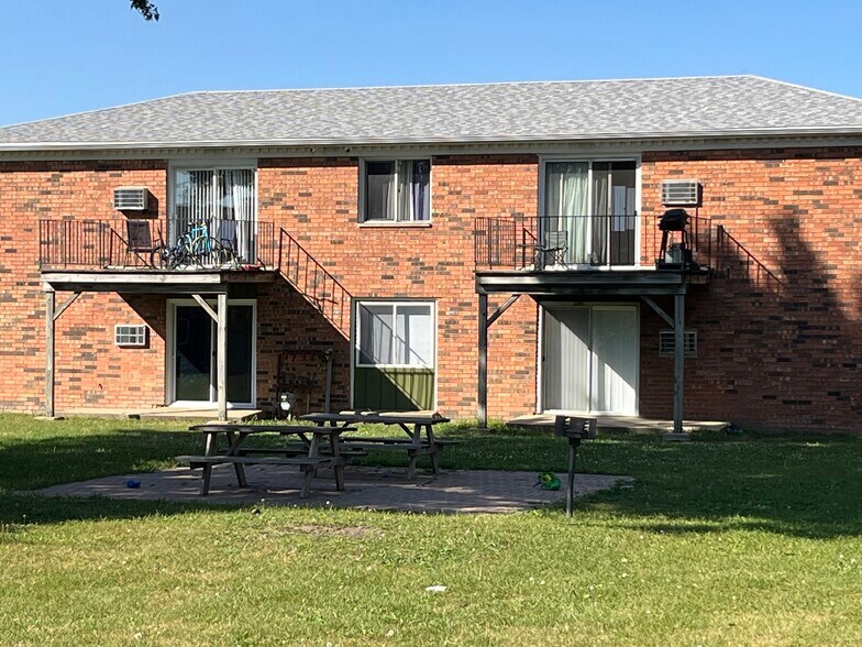 More Photos Of 205 Sandra Ave, Mendota Apartments For Sale