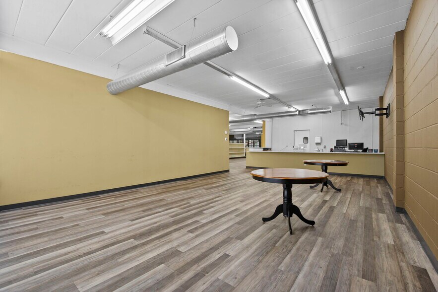 More Photos Of 755 N Snelling Ave N, Saint Paul Storefront For Lease