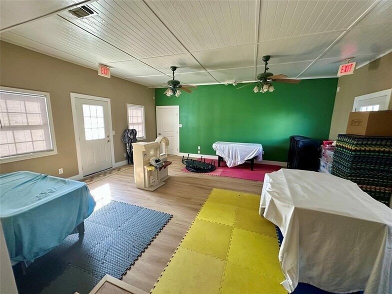 More Photos Of 503 Bolivar St, Denton Freestanding For Sale