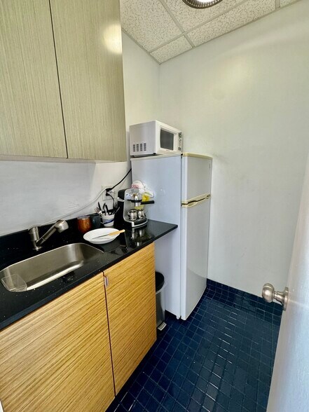 More Photos Of 3090 SW 8th St, Miami Freestanding For Lease