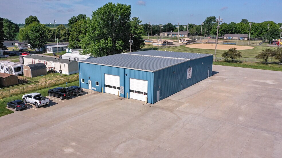 More Photos Of 300 Rou des Chateaux, Bethalto Parking Garage For Sale