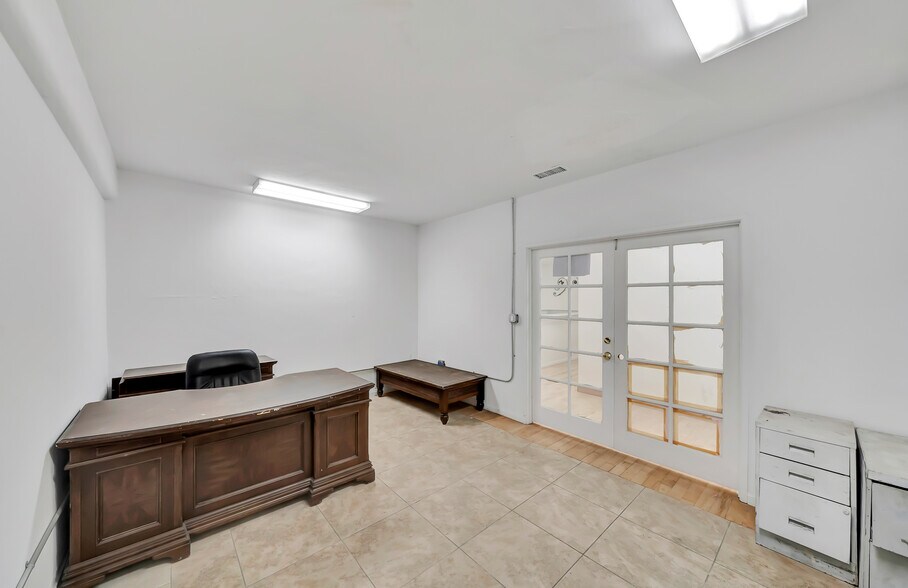 More Photos Of 830 S Main St, Santa Ana Freestanding For Sale