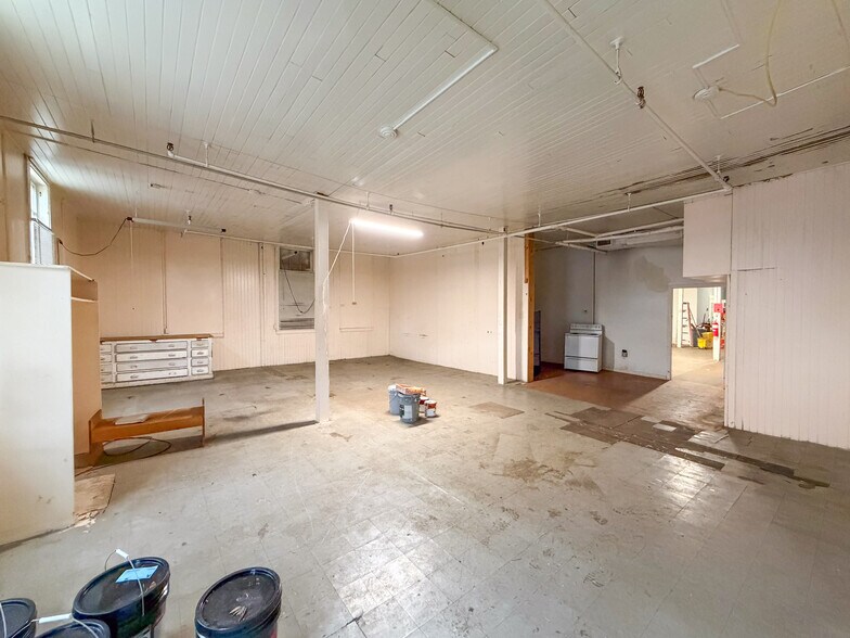 More Photos Of 47 Billard St, Meriden Showroom For Sale