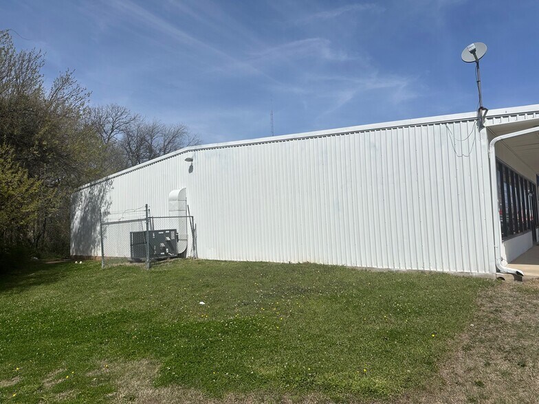 More Photos Of 1017 N Washington St, Ardmore Freestanding For Sale