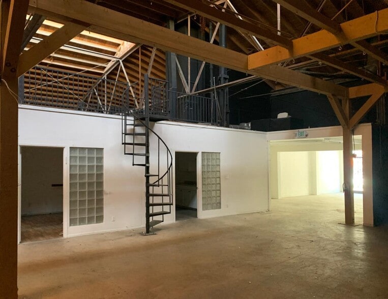 More Photos Of 1020 N La Brea Ave, Los Angeles Warehouse For Lease