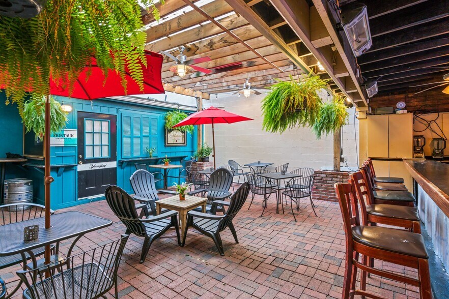 More Photos Of 8 Wall St, Huntington Restaurant For Sale