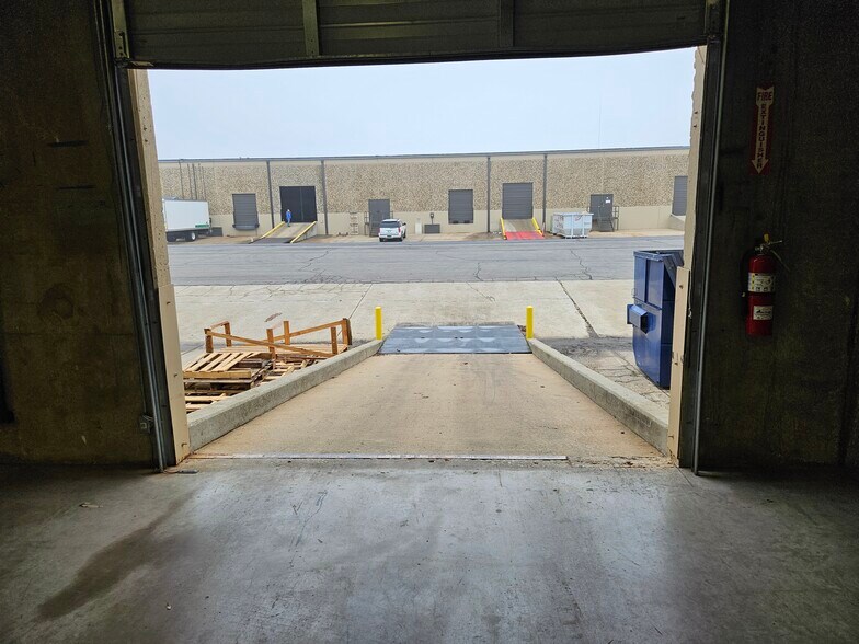 More Photos Of 4116-4118 Will Rogers Pky, Oklahoma City Distribution For Lease