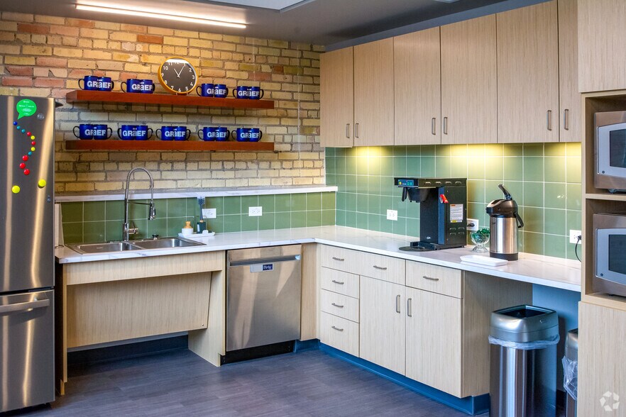 More Photos Of 118 S Adams St, Green Bay Office For Lease