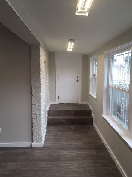 More Photos Of 14920 1/2 Burbank Blvd, Sherman Oaks Freestanding For Lease