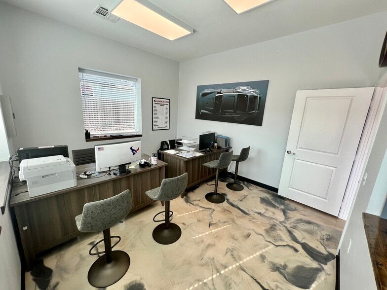 More Photos Of 1308 N Frazier St, Conroe Service For Sale