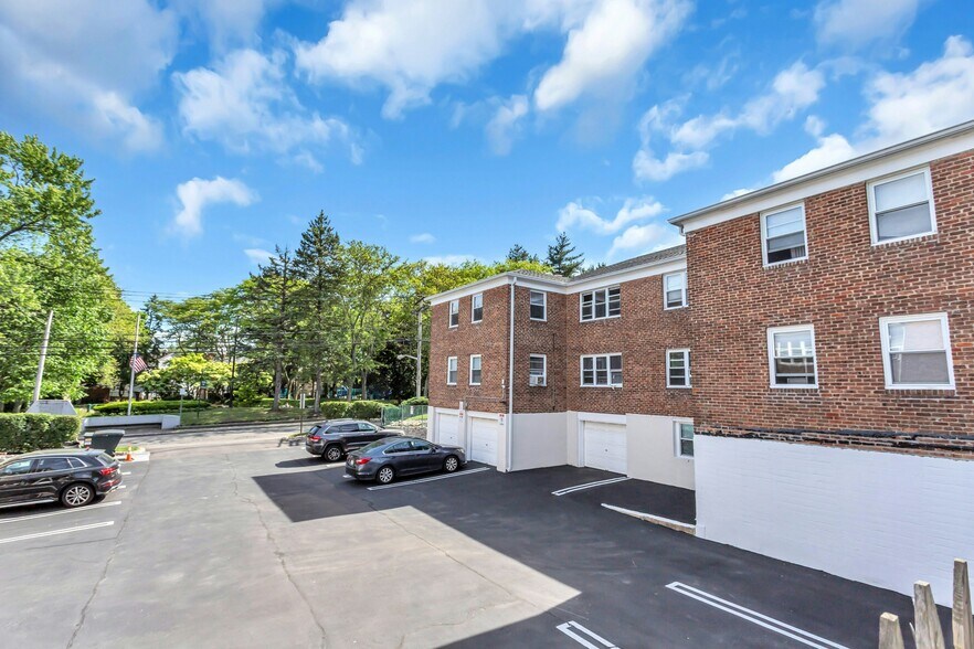 More Photos Of 26 Linden St, Great Neck Apartments For Sale