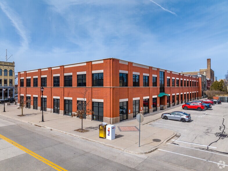 More Photos Of 909-915 N 8th St, Sheboygan Office For Lease