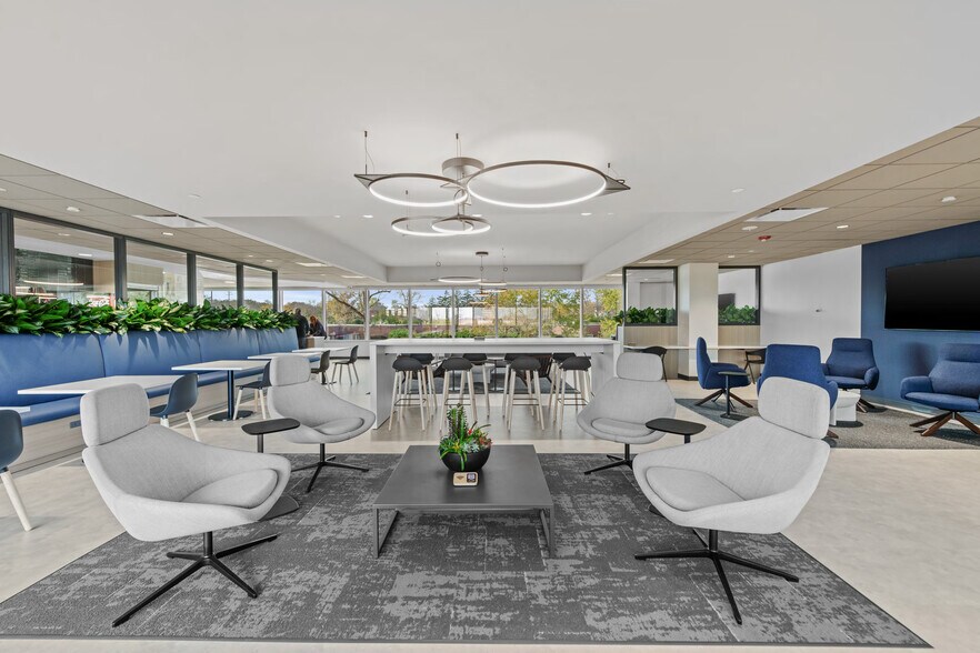 More Photos Of 650 Dundee Rd, Northbrook Office For Lease