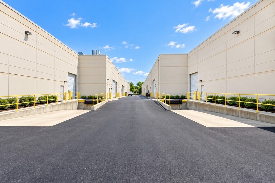 More Photos Of 475 Quadrangle Dr, Bolingbrook Warehouse For Lease