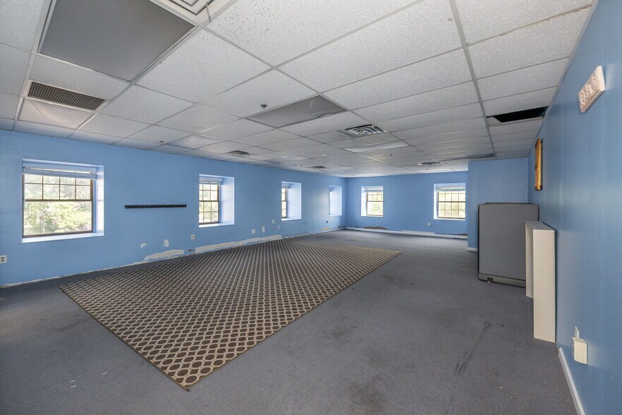 More Photos Of 125 Washington Ave, Dumont Unknown For Lease