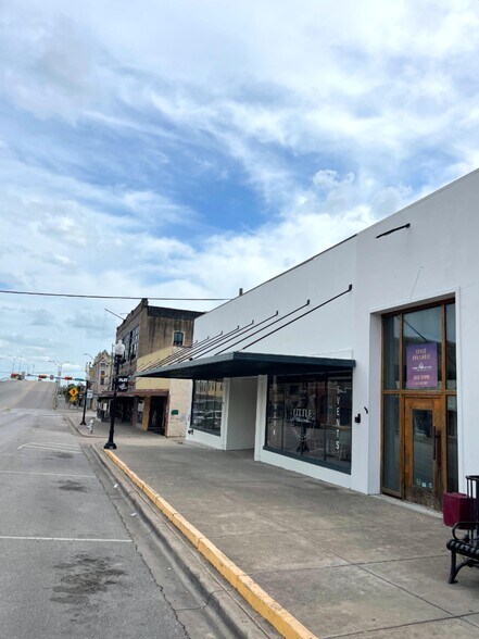 More Photos Of 211 N Main St, Taylor Storefront Retail Office For Lease