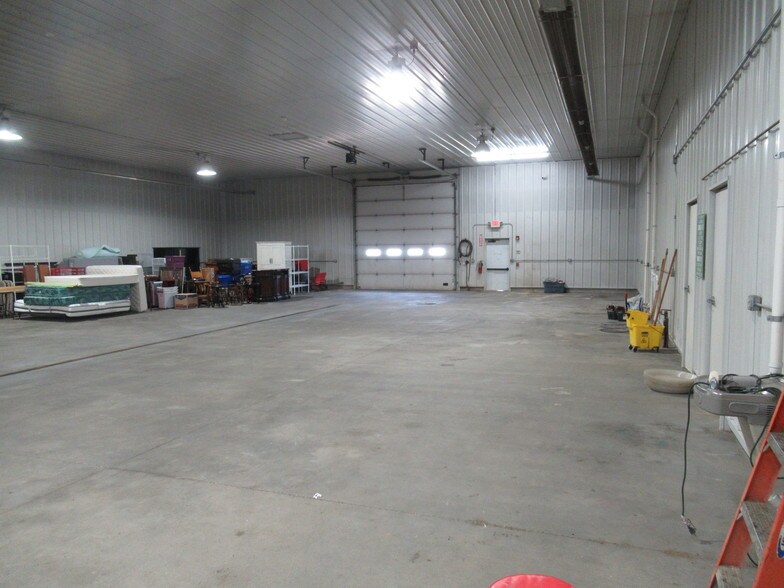 More Photos Of 3105 Great Northern, Springfield Warehouse For Sale