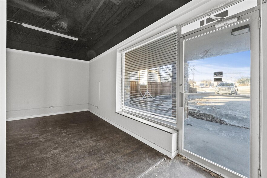 More Photos Of 2108 Monroe St, Commerce Showroom For Sale