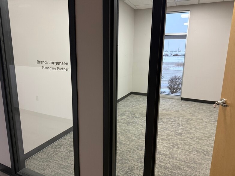 More Photos Of 211 Sioux Point Rd, Dakota Dunes Office For Lease