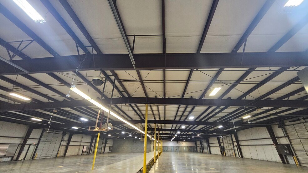More Photos Of 2701 Southridge Dr, Wichita Falls Distribution For Lease