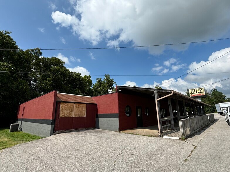 More Photos Of 1012 E Hackberry St, Salem Freestanding For Sale