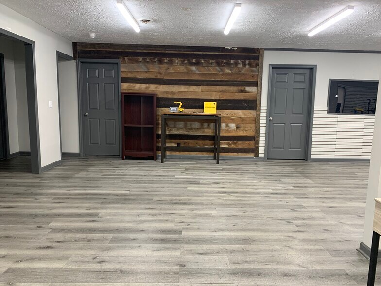 More Photos Of 215 James St, Gallatin Light Distribution For Lease