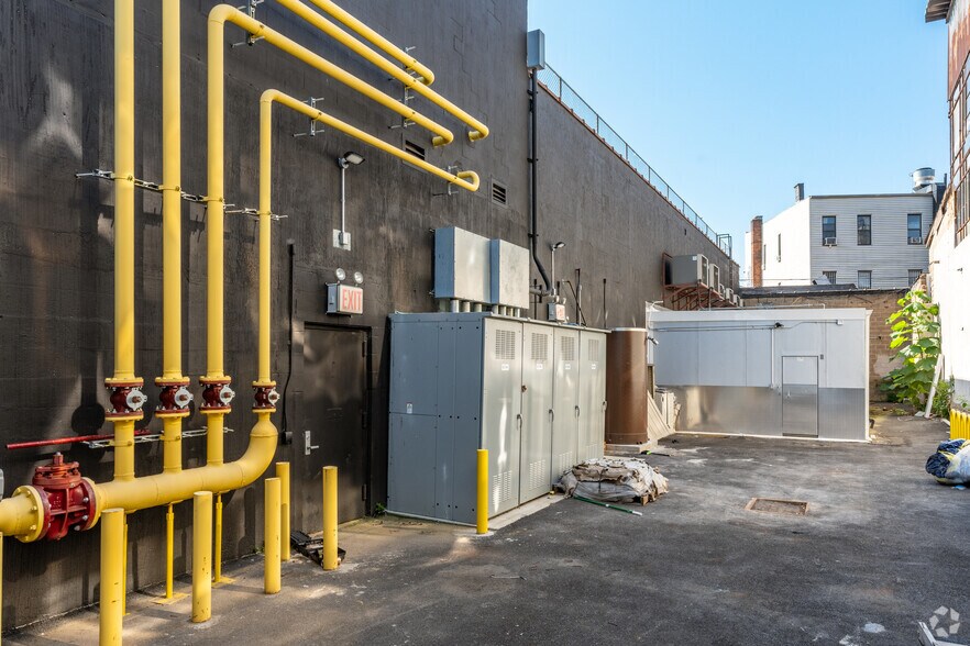 More Photos Of 356 Devoe St, Brooklyn Restaurant For Lease