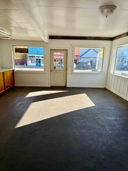 More Photos Of 142 NW Front St, Prairie City Storefront Retail Residential For Sale