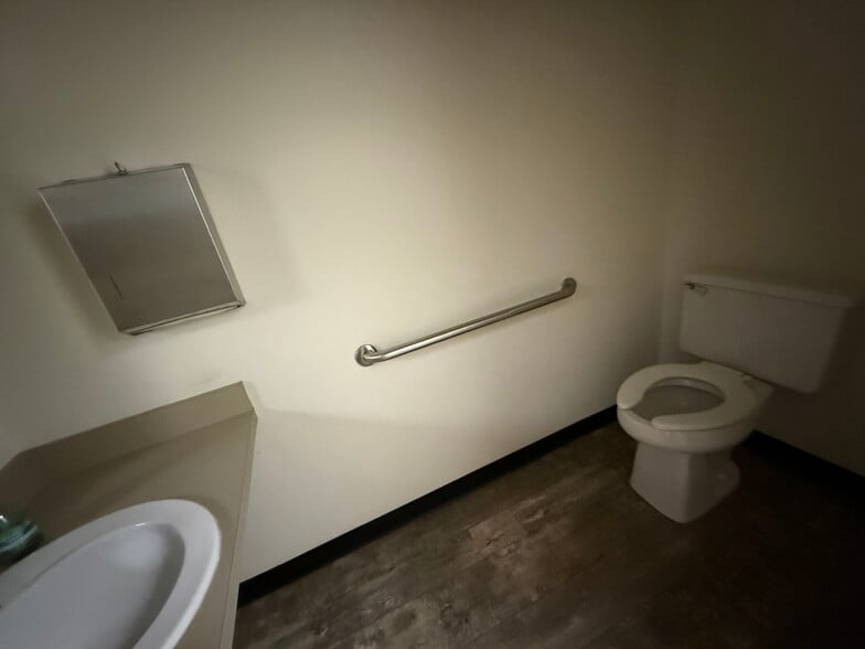 More Photos Of 403 Chatham Sq, Fredericksburg Office For Sale