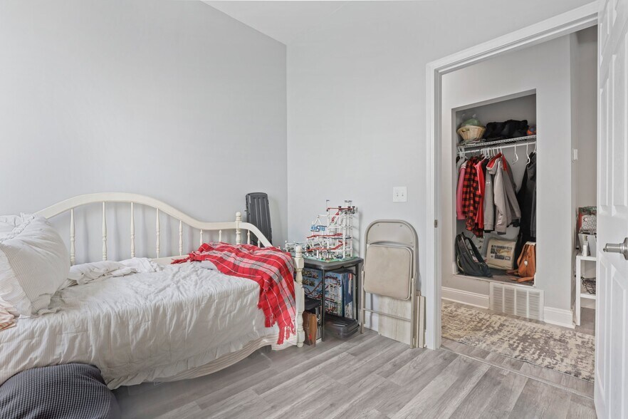 More Photos Of 14 W Depot St, Pataskala Showroom For Sale